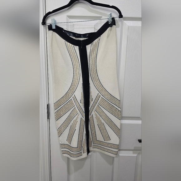 bebe Black and White Logo Apparel Tag - Picture 2 of 3